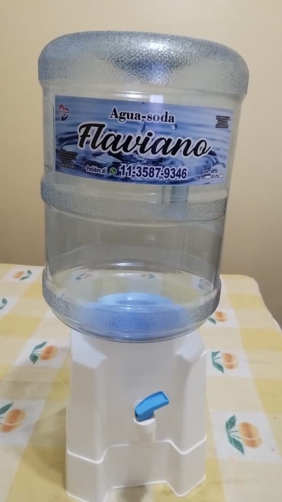 Sifón de soda Flaviano a domicilio junto a bidones de agua de la distribuidora